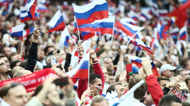 Bilder des Tages SPORT MOSCOW RUSSIA  JUNE 14 2018 Russia s fans cheer in the 2018 FIFA World