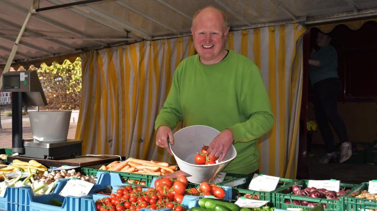 Stefan Bruns ist derzeit der einzige Gemüsehändler auf dem Ganderkeseer Wochenmarkt.