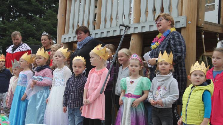 Die Kinder und Erzieher vom Dreilützower Kindergarten singen ihr eigens komponiertes neues Schloss-Lied
