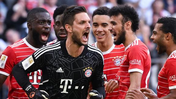 <p>Bayern-Torwart Sven Ulreich (M) jubelt nach einem gehaltenen Strafstoß. Foto: Sven Hoppe/dpa - WICHTIGER HINWEIS: Gemäß den Vorgaben der DFL Deutsche Fußball Liga bzw. des DFB Deutscher Fußball-Bund ist es untersagt, in dem Stadion und/oder vom Spiel angefertigte Fotoaufnahmen in Form von Sequenzbildern und/oder videoähnlichen Fotostrecken zu verwerten bzw. verwerten zu lassen.</p> Stark