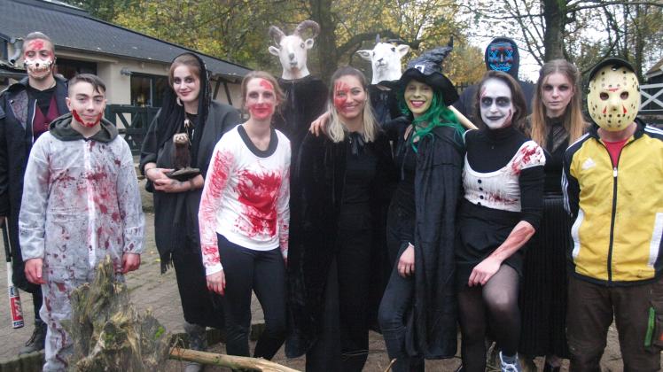 Hochmotiviertes Erschreckerteam: Die Tierpfleger und Azubis der Arche Warder hatten sich für ihren Halloween-Einsatz passend kostümiert. 