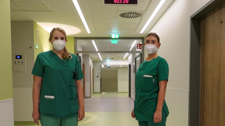 Hochbetrieb herrschte in der Nacht der Umstellung der Zeitumstellung in der Klinik für Geburtshilfe und Frauenheilkunde des MHO. Kreissaal-Ärztin Johanna Lübbers (links) und Hebamme Lea Bergmann haben die Uhrzeit dabei stets im Blick.