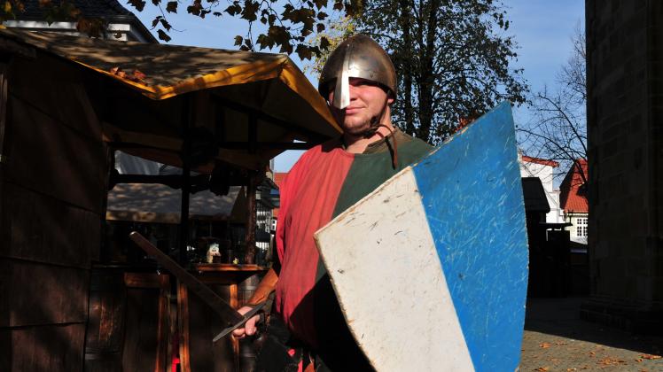 Marco ist dieses Jahr seit 20 Jahren als Ritter auf den Mittelaltermärkten in der Region unterwegs.