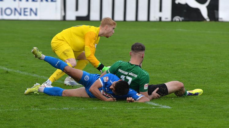 Lottes Nao Oriyama (blaues Trikot) nutzte seine Chancen gegen Münsters Reserve nicht, wie viele seiner Mannschaftskameraden auch. 1:2 verloren die Sportfreunde durch fehlende Effektivität.