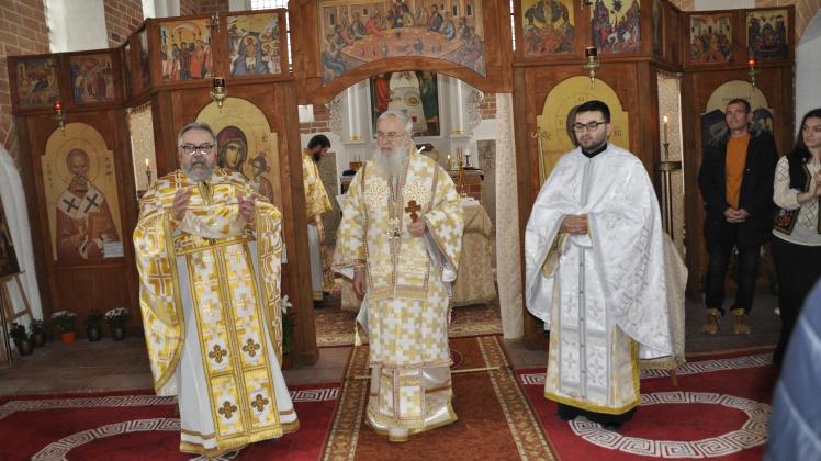 Pater Calin Carmaciu, Metropolit Serafim und der neue Pater Ilie Uta (v.l.n.r.). während des Gottesdienstes.