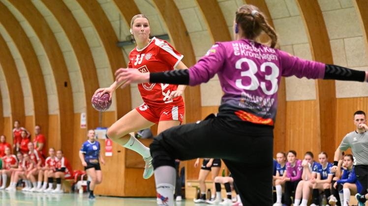 l.(55) Femke Mayleen Leibel | Slesvig IF - HSG Holstein Kiel/Kronshagen | r. (33) Sarah Manger
2022-10-30
sieg fotografie