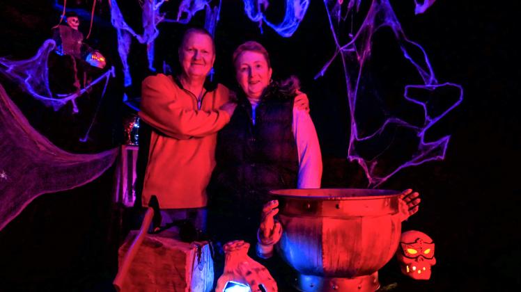 Peter und Kathy Hoke inmitten ihrer aufwendig ausgestalteten Halloween-Welt.
