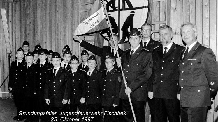 Gründungsfeier der  JF Fischbek in der Sporthalle des JuS Fischbek am 25. Oktober 1997. Ganz rechts: der damalige
Kreisbrandmeister Harry Ramm.