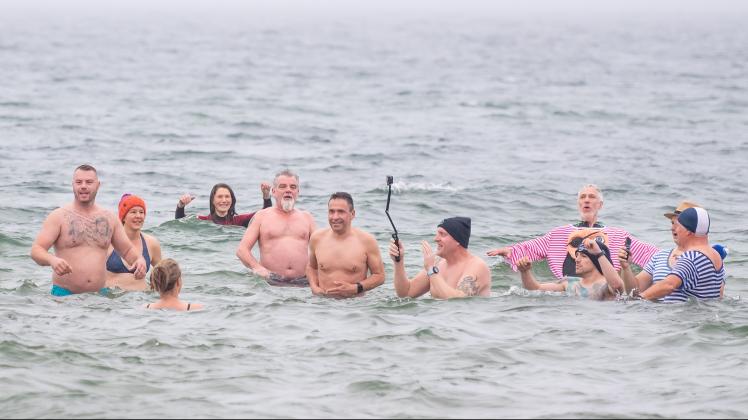 Für einen guten Zweck: Auf Einladung der Eisbademeisters stiegen am Montag zahlreiche OB-Kandidaten in die etwa 13 Grad Celsius warme Ostsee, um Spenden für bedürftige Kinder zu sammeln. 