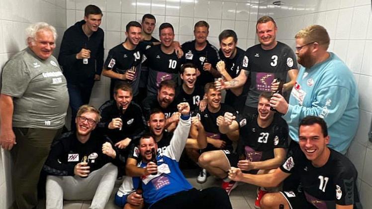 Großer Jubel: Die Handballer des Eckernförder MTV konnten nach vier Wochen Pause einen klaren 30:25-Sieg über die HSG SZOWW II feiern. Jonas Skripczynski (re.) gab überraschend kurzfristig sein Comeback.