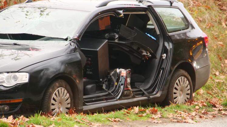 Eine komplette Hifi-Anlage schoss durch den Zusammenprall durch den Innenraum des VW Passat.