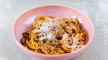 Cremige Rahm-Champignons mit Pasta und Parmesan: 15-Minten-Küche
