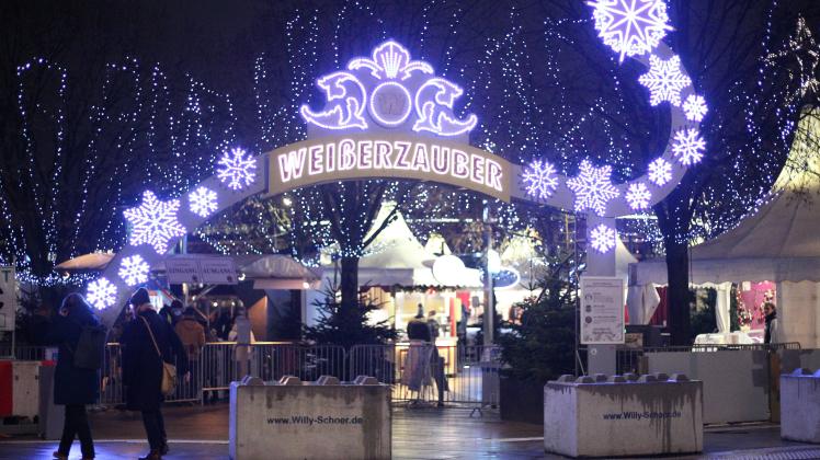 Der Weihnachtsmarkt Weißer Zauber am Jungfernstieg. Wie einige andere Weihnachtsmärkte in Hamburg wird der Weihnachtsma