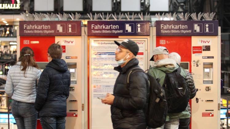 Passanten stehen vor Fahrkartenautomaten am Hauptbahnhof Hamburg. St. Georg Hamburg *** Passers-by stand in front of tic