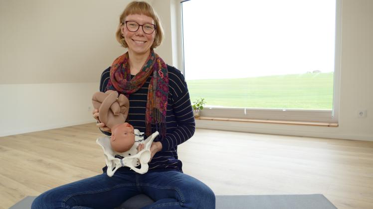 Bei den Geburtsvorbereitungskursen von Lisa-Marie Möller sind Modelle vom Beckenknochen und eines Embryos immer mit dabei.