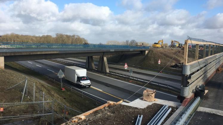 Die marode Brücke über die A19 bei Laage wird in dieser Woche abgerissen. Das bedeutet: Vollsperrung.