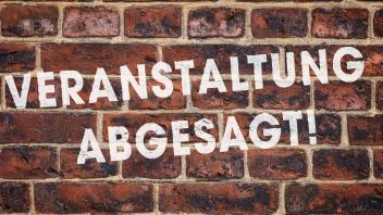 24 June 2022: Stone wall with the inscription: Event Canceled PHOTOMONTAGE *** Steinmauer mit der Aufschrift: Veranstalt