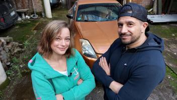 Ramona Hübner (links) motzt mit Yunus Ugrak in der neuen Serie „Deals 4 Wheels“ auf Sport 1 alte Autos auf.