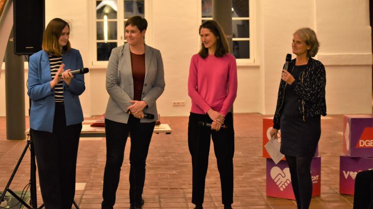 Claudia Müller (Grüne, l.), Eva-Maria Kröger (Linke) und Carmen-Alina Botezatu (SPD) stellten sich den Fragen von Moderatorin Renate Heusch-Lahl.