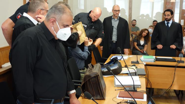 Prozessauftakt am 26.8.22: Beihilfe zum Mord gegen Verwandte des Delmenhorster Doppelmörders 
