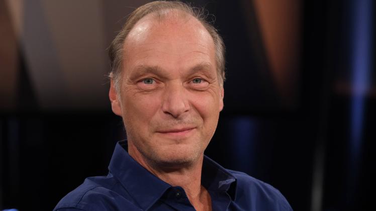 Schauspieler Martin Brambach beim Fototermin der NDR Talk Show im Fernsehstudio Hamburg Lokstedt am 26.8.2022 vor der S