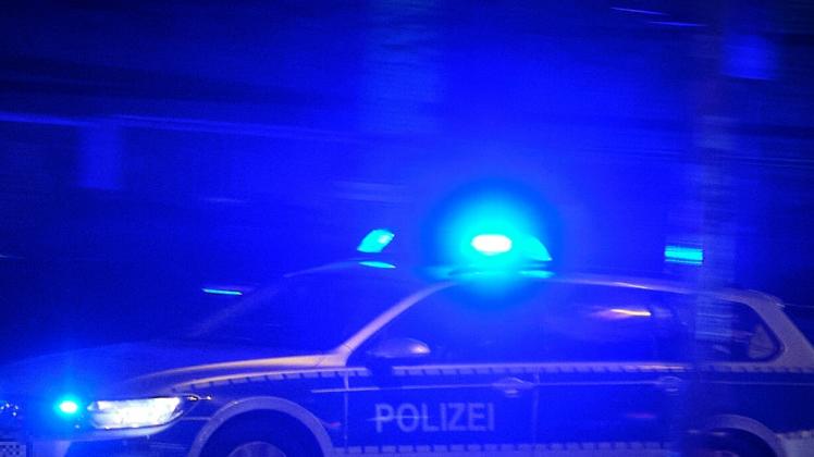 Hamburg, 31.10.2022 Ein Streifenwagen der Polizei ist in der dunklen Nacht mit Blaulicht in der Stadt unterwegs. Hambur