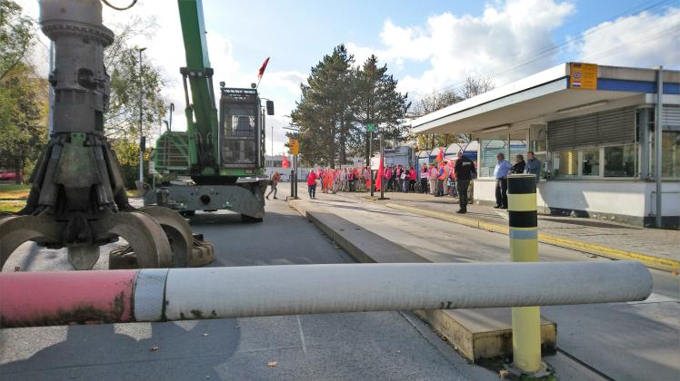 Am Mittwochnachmittag ging im Benteler Stahlwerk in Lingen nicht mehr viel: Etwa 80 Kollegen sind einem Streikaufruf der IG Metall gefolgt und haben für mehr Lohn protestiert.