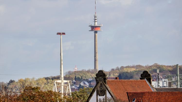 Osnabrück: Schinkeler Twin Towers (Jahrmarktsfahrgeschäft + Fernsehturm). 02.11.2022