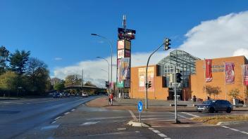 Die Altonaer Chaussee in Schenefeld bietet bereits diverse Einkaufsmöglichkeiten, darunter auch das Stadtzentrum Schenefeld mit seinem Rewe-Markt. Ein weiterer Supermarkt rechtfertigt aus Sicht der Politik keine Ausnahmen vom Bebauungsplan. 