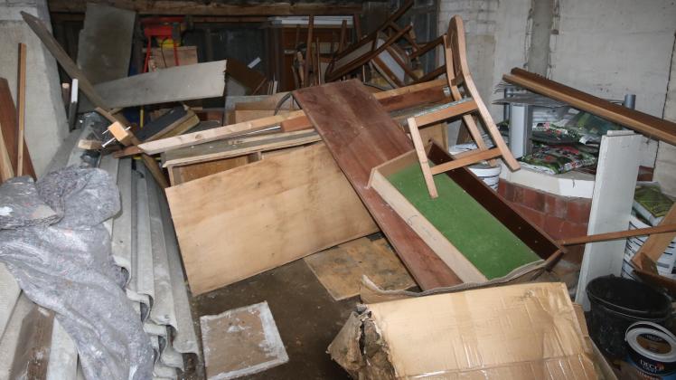 Hinterlassenschaft des Husumer Mietnomaden: alte Möbel aus früheren Wohnungen, die er zurückgelassen hat. 