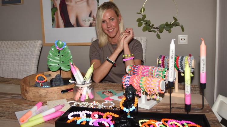 Mit bunten Armbändern, verzierten Kerzen und noch vielen weiteren Ideen möchte Christina Brandes Farbe ins Leben ihrer Mitmenschen bringen.  