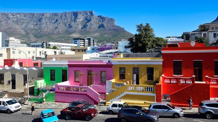 Die  bonbonbunten Häuser sind das Markenzeichen des Bo Kaap-Viertels in Kapstadt.