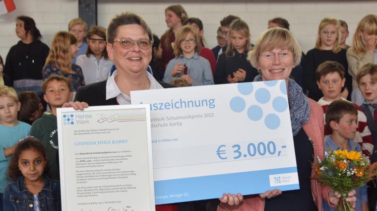 Die Grundschule Karby hat den Schulmusikpreis 2022 des Schleswig-Holstein Musikfestivals gewonnen. Schulleiterin Inka Gorecki (l.) und Musiklehrerin Frauke Bruhn mit Urkunde und Preis nach der Verleihung.