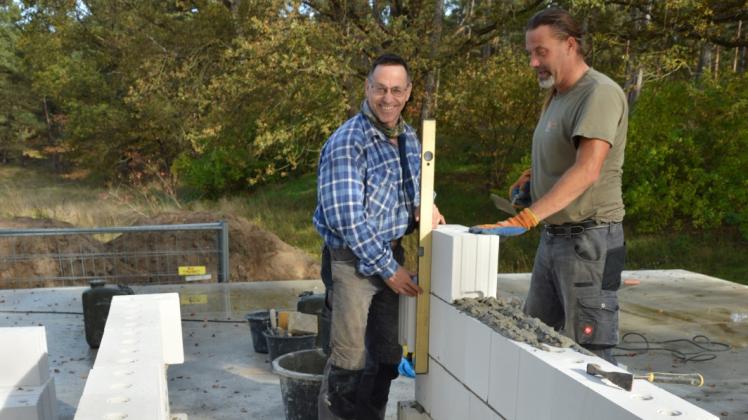 Andreas Hagenguth (I) und Marcel Sommer beim errichten des Einflughäuschen des künftigen Fledermausquartiers