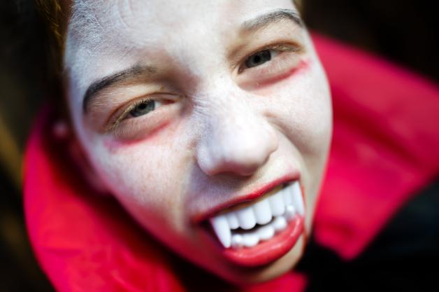 Ob als Dracula oder als anderer Vampir: Zu Halloween verkleiden sich viele als Gruselgestalt mit langen Zähnen. Ob als Dracula oder als anderer Vampir: Zu Halloween verkleiden sich viele als Gruselgestalt mit langen Zähnen.