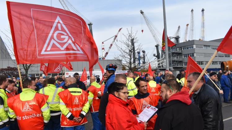 Vor dem Werkstor von Liebherr im Rostocker Überseehafen demonstrierten am Donnerstag mehr als 300 Mitarbeiter für eine Tariferhöhung. Aufgerufen zu dem Warnstreik hatte die IG Metall Küste. 