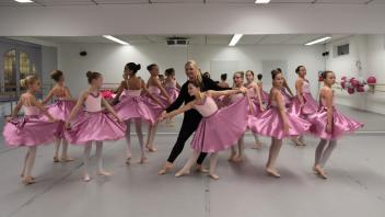 Die zehn bis zwölfjährigen Tanzschülerinnen von Andrea Leifholz üben die Choreografie zum ersten Mal im Kostüm.