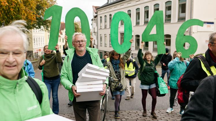 Abgabe der Unterschriftensammlung zum Klimabegehren an Stadtpräsident Hannes Fuhrig - es sind 10046 Stimmen zusammen gekommen -  03.11.2022 - Foto Marcus Dewanger