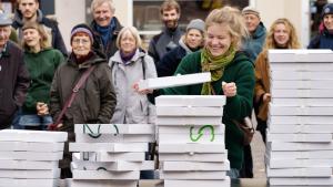 Abgabe der Unterschriftensammlung zum Klimabegehren an Stadtpräsident Hannes Fuhrig - es sind 10046 Stimmen zusammen gekommen -  03.11.2022 - Foto Marcus Dewanger