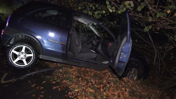 Eine 19-jährige Autofahrerin aus Bad Laer ist am Donnerstagabend von der Straße abgekommen und gegen einen Baum gefahren.