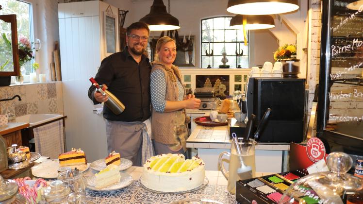 Mandy Weber und Axel Keller freuen sich auf viele Gäste zur Hofparty.