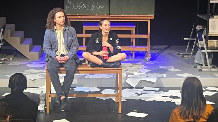 Stellen sich den Fragen von Schülern: Die beiden neuen Ensemblemitglieder des Jungen Theaters Oskar Julian Laybourne (links) und Annika Gerber (rechts). 
