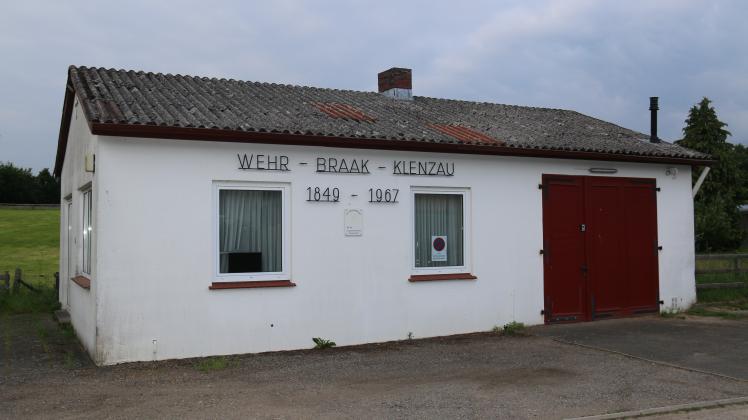 Das wohl älteste Feuerwehrhaus der Gemeindewehr Bosau steht in Braak. Für modernes Gerät ist hier gar kein Platz.