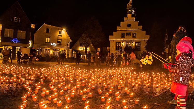 Als Zeichen der Solidarität mit Menschen in Not soll der Lingener Marktplatz am Samstag, 12. November, wieder im Schein möglichst vieler Kerzen erleuchten. 