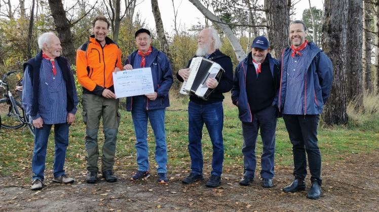 Der Amrumer Shantychor übergab eine Spende in Höhe von 1500 Euro an Henning Rothe (Zweiter von links), Projektleiter des Bergwaldprojekts Amrum.