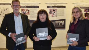 Ausstellungsmacherin Birgit Mair (Mitte) eröffnete mit Oberbürgermeisterin Petra Gerlach und VHS-Leiter Jürgen Beckstette die Ausstellung „Die Opfer des NSU und die Aufarbeitung der Verbrechen“.