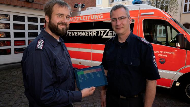 Wehrführer Holger Klein (r.) und Stellvertreter Sebastian Beckmann-Koop versprechen sich von einer hauptamtlichen Wachabteilung bei der Itzehoer Feuerwehr eine Entlastung des Ehrenamts und eine bessere Tagesverfügbarkeit.