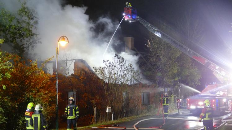 93 Feuerwehrmänner - und frauen kämpften gegen die Flammen.