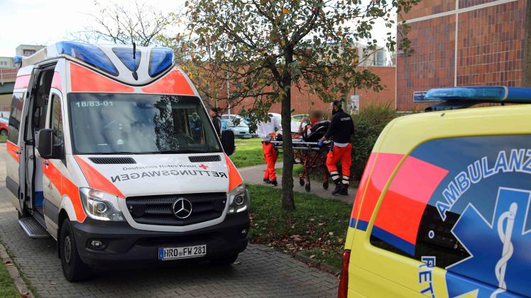 Nach einem Messerangriff in Rostock-Dierkow wurde ein 27-Jähriger am Sonntag, 6. November, schwer verletzt ins Krankenhaus gebracht. 