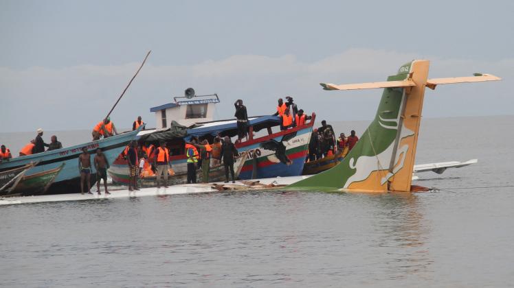 Rescuers search for survivors after a Precision Air flight that was carrying 43 people plunged into Lake Victoria as it attempted to land in the lakeside town of Bukoba, Tanzania on November 6, 2020. - Three people died in the accident according to local rescue services. (Photo by SITIDE PROTASE / AFP)